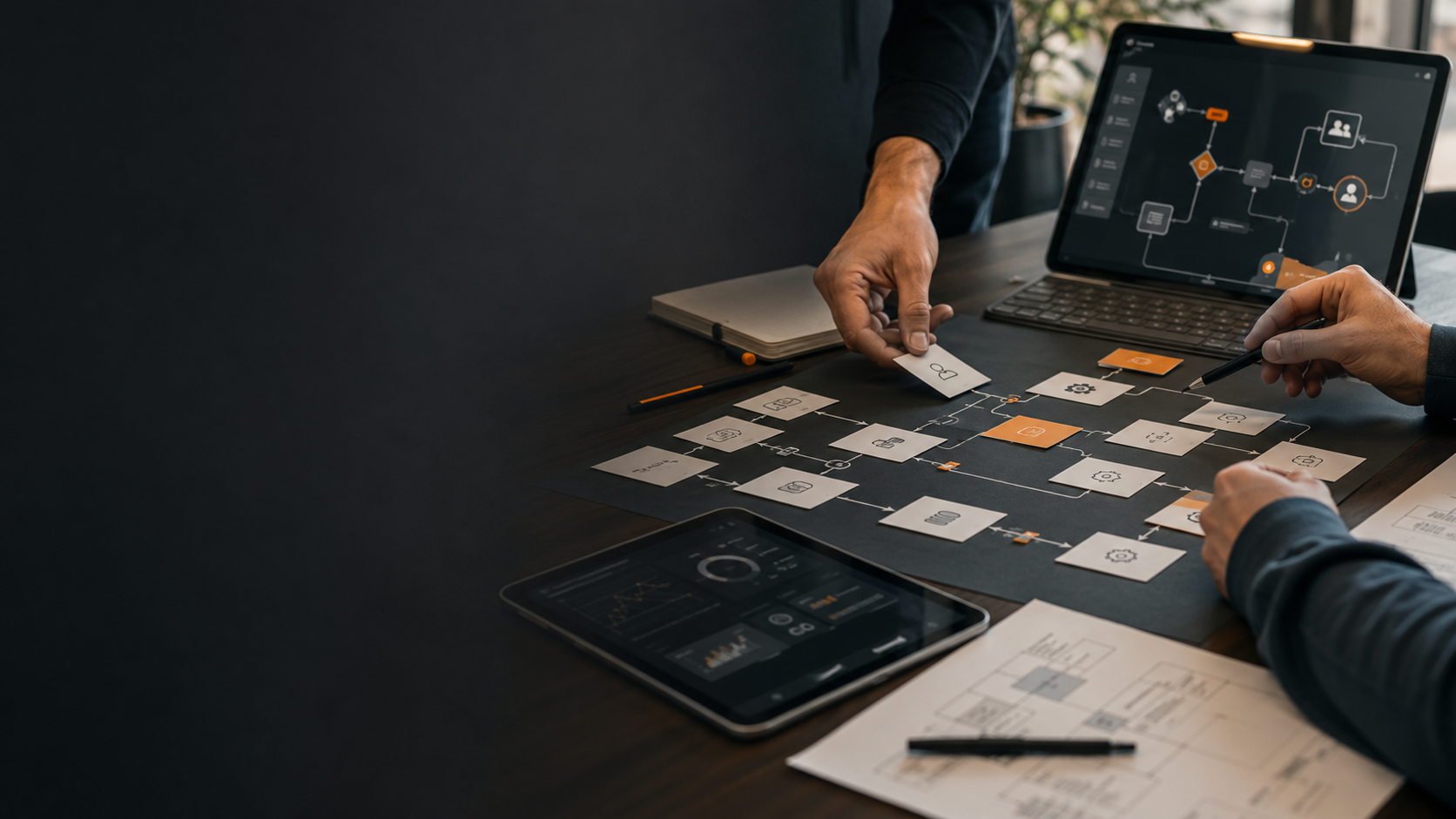 Sesión de trabajo: diagrama de flujo automatizado sobre la mesa, tablero y diseño del proceso